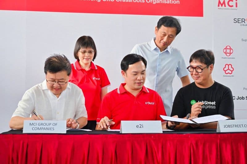 Representatives of MCI Group of Companies, e2i and Jobstreet Express signing the memorandum of understanding, witnessed by Minister Ong Ye Kung